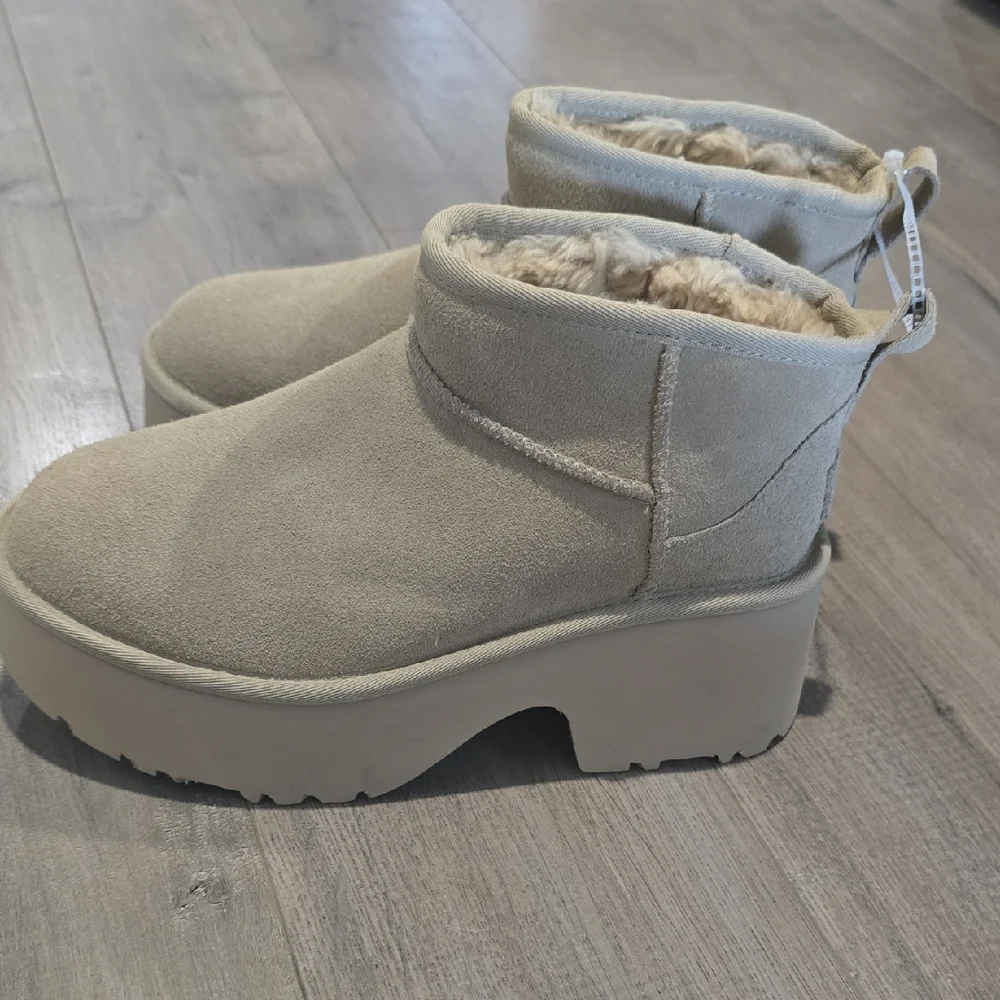 UGG Women Block Platform Boots New W/O Tag - Picture 1 of 3